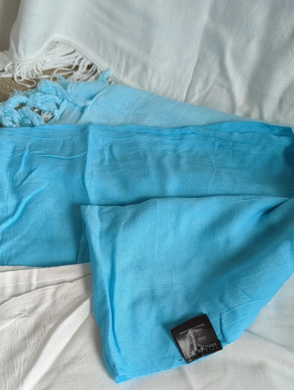 💙 🤍 Bundle: White Scarf With Heavy Fringe + Ombre Blue White Pario Sarong